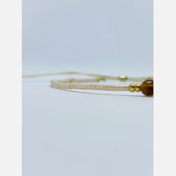 Lily armbnd (creme miyukiperler og lille tigerje sten)