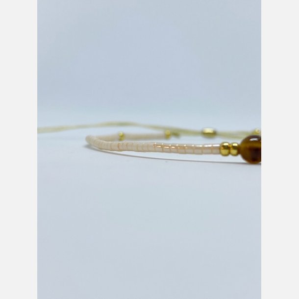 Lily armbnd (creme miyukiperler og lille tigerje sten)