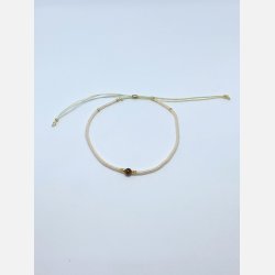 Lily armbnd (creme miyukiperler og lille tigerje sten)