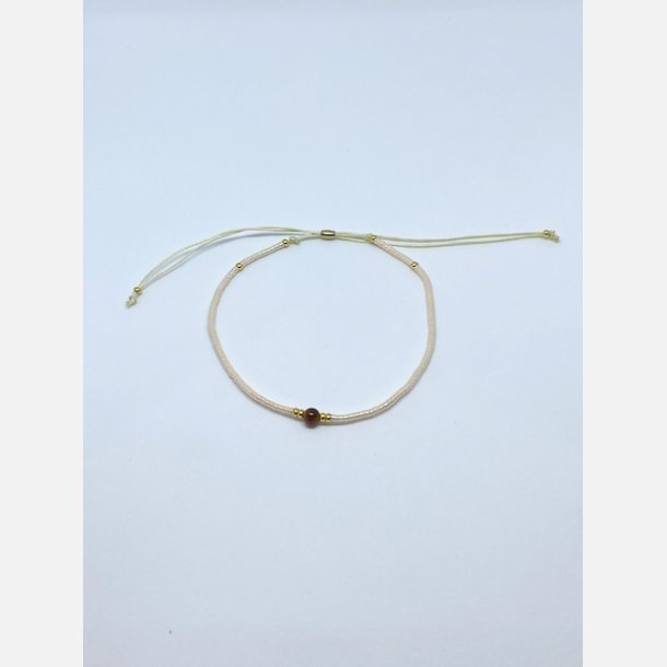 Lily armbnd (creme miyukiperler og lille tigerje sten)