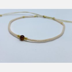 Lily armbnd (creme miyukiperler og lille tigerje sten)