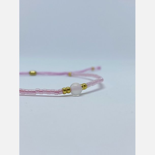 Lily armbnd (rosa miyukiperler og lille rosakvarts sten)