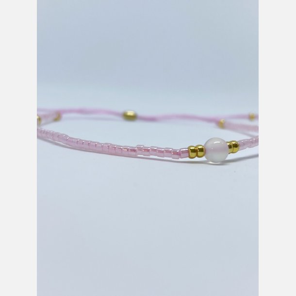 Lily armbnd (rosa miyukiperler og lille rosakvarts sten)