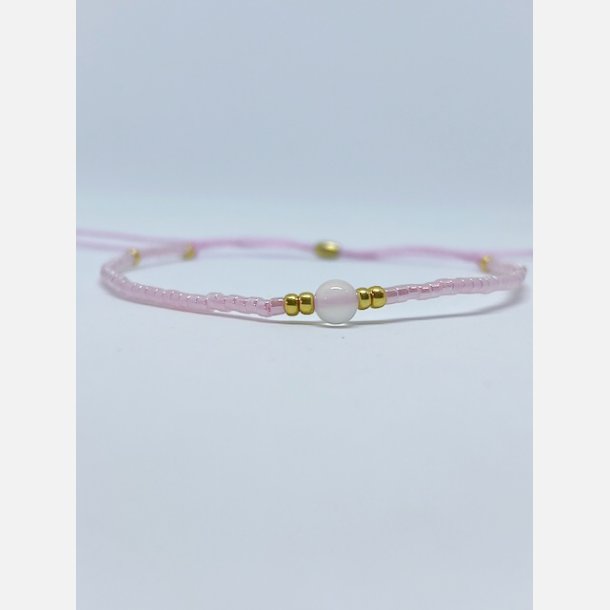 Lily armbnd (rosa miyukiperler og lille rosakvarts sten)