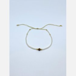 Lily armbnd (mat hvid miyukiperler og lille tigerje sten)