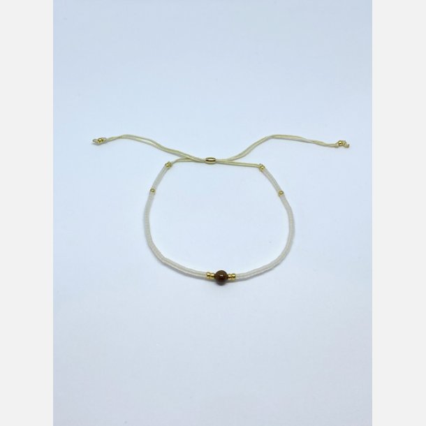 Lily armbnd (mat hvid miyukiperler og lille tigerje sten)