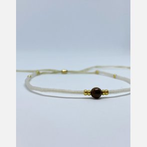 Lily armbnd (mat hvid miyukiperler og lille tigerje sten)