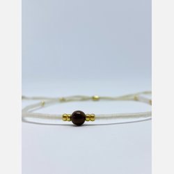 Lily armbnd (mat hvid miyukiperler og lille tigerje sten)