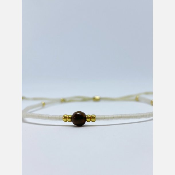 Lily armbnd (mat hvid miyukiperler og lille tigerje sten)