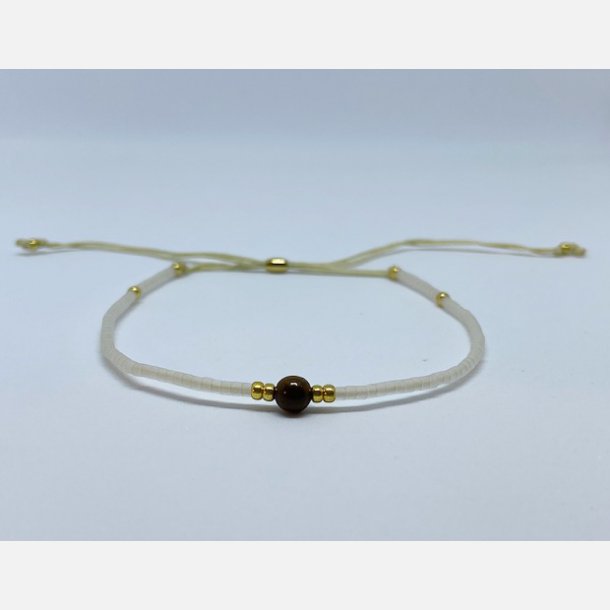 Lily armbnd (mat hvid miyukiperler og lille tigerje sten)