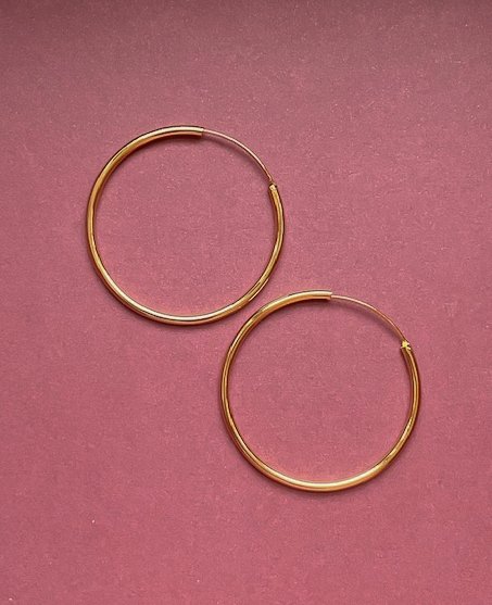 Sille klassiske hoops 25 og 35 mm (forgyldt sterling og forgyldt messing) - Smykker - StiLia ApS